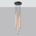 Lampa wisząca Pastelo w kolorze czarnym z pięcioma drewnianymi, cylindrycznymi elementami. Produkt zawieszony na czarnych przewodach, z okrągłym mocowaniem sufitowym. Wysokiej jakości materiał, nowoczesny design. Tło szare, minimalistyczne.