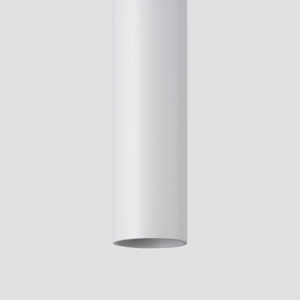 Lampa wisząca Pastelo w kolorze białym, wykonana z matowego materiału, o cylindrycznym kształcie. Kąt ujęcia z bliska, ukazujący detal dolnej krawędzi lampy. Brak widocznych napisów lub logo.
