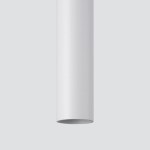 Lampa wisząca Pastelo w kolorze białym, wykonana z matowego materiału, o cylindrycznym kształcie. Kąt ujęcia z bliska, ukazujący detal dolnej krawędzi lampy. Brak widocznych napisów lub logo.
