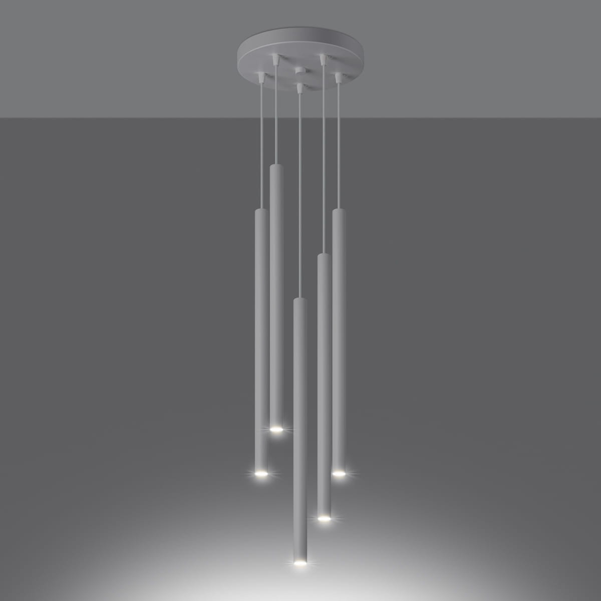 Lampa wisząca Pastelo SL.1175 w białym kolorze, z pięcioma cylindrycznymi kloszami zawieszonymi na cienkich żyłkach. Kluczowe źródła światła umieszczone na dole kloszy, okrągły sufitowy uchwyt. Prosty, nowoczesny design, idealna do różnych wnętrz.