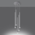 Lampa wisząca Pastelo SL.1175 w białym kolorze, z pięcioma cylindrycznymi kloszami zawieszonymi na cienkich żyłkach. Kluczowe źródła światła umieszczone na dole kloszy, okrągły sufitowy uchwyt. Prosty, nowoczesny design, idealna do różnych wnętrz.