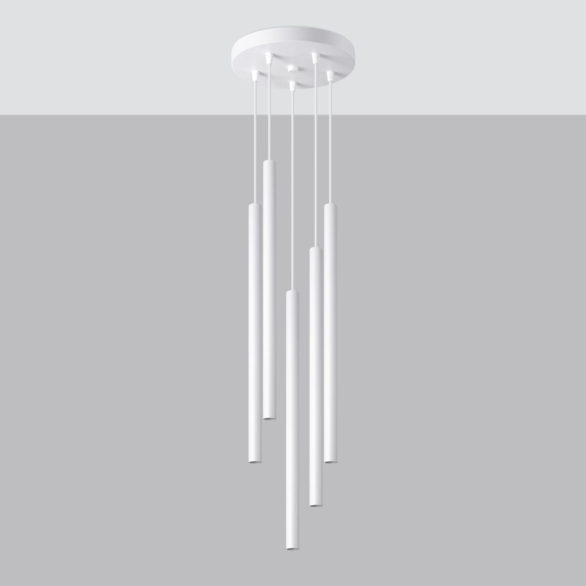 Lampa wisząca Pastelo 5xG9 w kolorze białym, składająca się z pięciu cylindrycznych elementów zawieszonych na cienkich linkach. Całość zamontowana na okrągłej, białej podstawie. Ujęcie frontalne, na jednolitym tle.