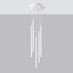 Lampa wisząca Pastelo 5xG9 w kolorze białym, składająca się z pięciu cylindrycznych elementów zawieszonych na cienkich linkach. Całość zamontowana na okrągłej, białej podstawie. Ujęcie frontalne, na jednolitym tle.