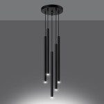 Lampa wisząca Pastelo w kolorze czarnym, składająca się z pięciu cylindrycznych źródeł światła zawieszonych na długich linkach. Kąt ujęcia z góry, na prostym szarym tle, eksponuje minimalistyczny design i nowoczesny styl.