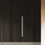 Lampa wisząca Pastelo 1xG9 w czarnym kolorze z betonowym detalem. Prezentowana z bliska, zawieszona nad ciemnym drewnianym tłem, podkreślając minimalistyczny design i surowe materiały.