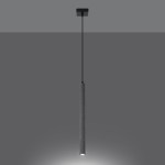 Lampa wisząca Pastelo 1xG9 w kolorze czarnym i betonowym. Prosty, cylindricalny kształt z betonu, zawieszona na czarnym przewodzie. Źródło światła umieszczone na dolnej końcówce. Tło w odcieniach szarości.