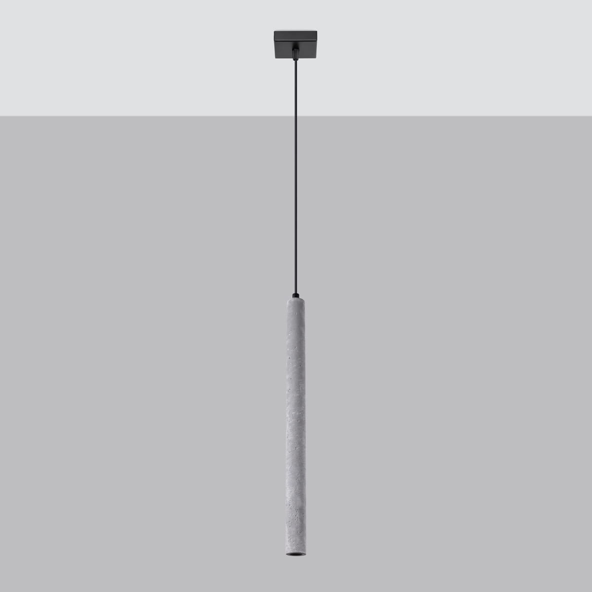 Lampa wisząca Pastelo 1xG9 w kolorze czarnym z betonowym kloszem w kształcie długiego cylindrycznego słupa. Montaż na suficie z czarnym przewodem. Prosty, nowoczesny design idealny do minimalistycznych wnętrz.