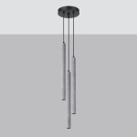Lampa wisząca Pastelo z trzema cylindrycznymi kloszami w kolorze betonu, zawieszona na czarnych kablach. Klosze mają matową teksturę, a całość montowana jest do okrągłej czarnej podstawy sufitowej. Tło w jasnoszarym odcieniu.