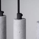Lampa wisząca Pastelo 5xG9 w kolorze czarnym i betonowym. Ujęcie zbliżeniowe na betonowe elementy lampy z czarnymi mocowaniami i przewodami. Widoczne detale tekstury betonu oraz wykończenia.