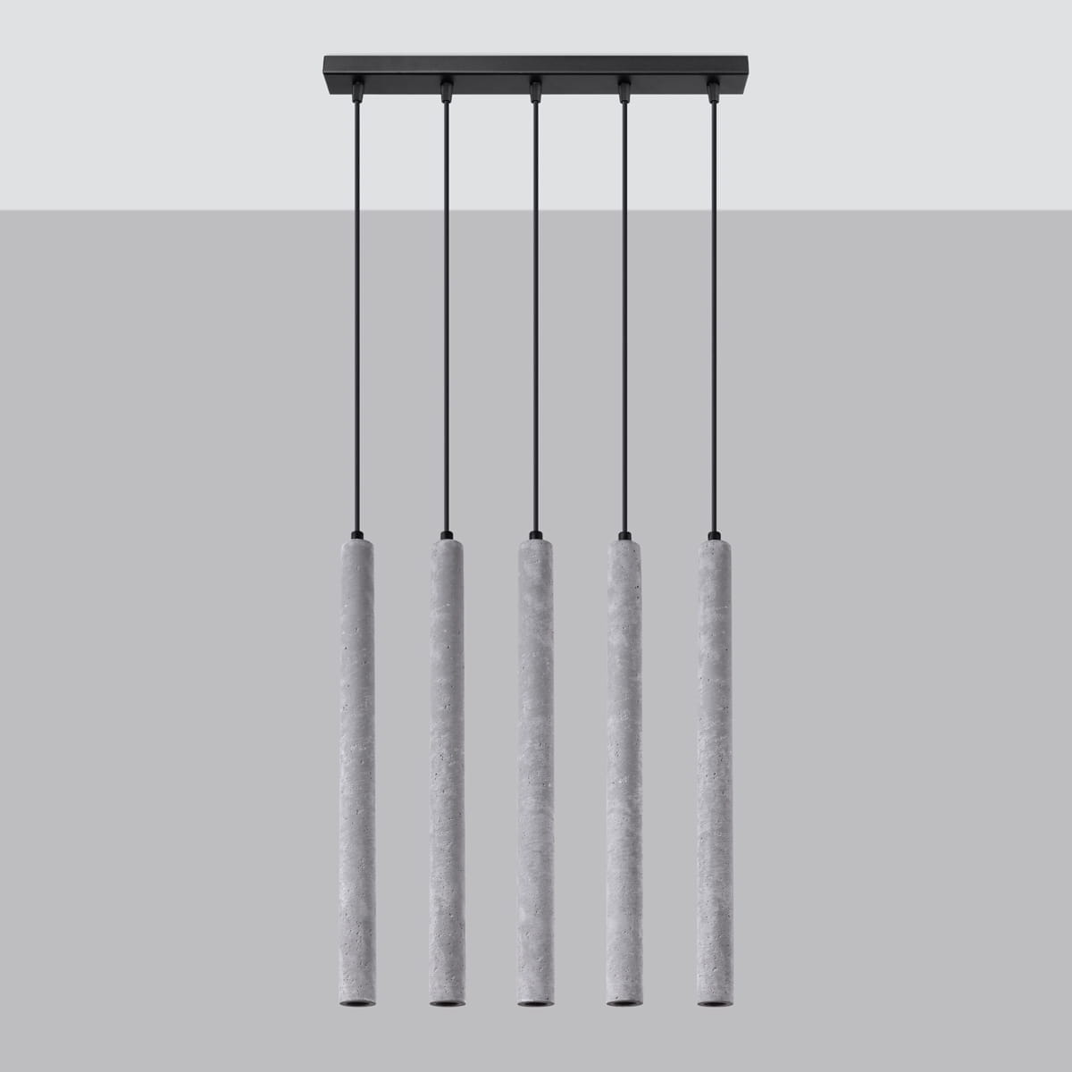 Lampa wisząca Pastelo w kolorze czarnym z pięcioma betonowymi tubami. Tubowe klosze zawieszone na cienkich linkach, montaż na suficie. Nowoczesny design idealny do aranżacji wnętrz.