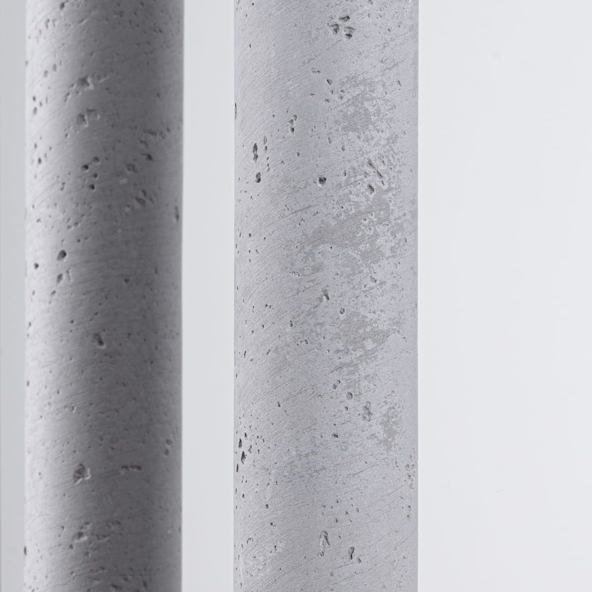 Lampa wisząca Pastelo w kolorze czarnym i betonie, z pięcioma gniazdami G9. Zbliżenie na teksturę betonowych elementów, podkreślających industrialny styl. Produkt w pozycji wiszącej, na jasnym tle.