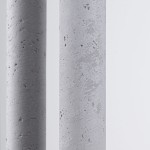 Lampa wisząca Pastelo w kolorze czarnym i betonie, z pięcioma gniazdami G9. Zbliżenie na teksturę betonowych elementów, podkreślających industrialny styl. Produkt w pozycji wiszącej, na jasnym tle.