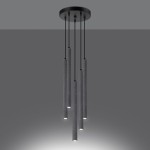 Lampa wisząca Pastelo w kolorze czarnym z pięcioma cylindrycznymi kloszami z betonu, zawieszona na cienkich czarnych przewodach. Klosze mają zamontowane źródła światła na dole. Lampa ma okrągłą podstawę mocującą.