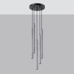 Lampa wisząca Pastelo z pięcioma cylindrycznymi kloszami w kolorze szarym z betonu, zawieszona na czarnych linkach, montowana do sufitu. Klosze różnej długości, minimalistyczny design, na szarym tle.