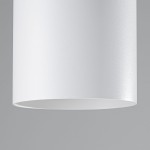 Biała lampa sufitowa Mika z oprawą na 1 żarówkę GU10. Cylindryczny kształt z matowej powierzchni, widok z dołu, na szarym tle. Idealna do nowoczesnych wnętrz, minimalistyczny design.