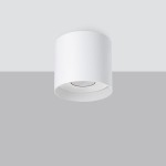 Biała lampa sufitowa Mika z jedną oprawą na żarówkę GU10, o cylindrycznym kształcie, zamontowana na szarym tle. Widoczny okrągły otwór na żarówkę wewnątrz lampy.