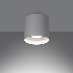 Biała lampa sufitowa Mika z jedną oprawą GU10, o cylindrycznym kształcie, montowana na suficie. Widoczny jasny klosz wewnętrzny i minimalistyczny design. Lampa o prostym wyglądzie, umieszczona na jednolitym tle.