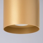 Lampa sufitowa Mika w kolorze złotym, o cylindrycznym kształcie, z miejscem na żarówkę GU10. Widoczny jest matowy metaliczny wykończenie, zbliżenie na górną część lampy, bez dodatkowych dekoracji.