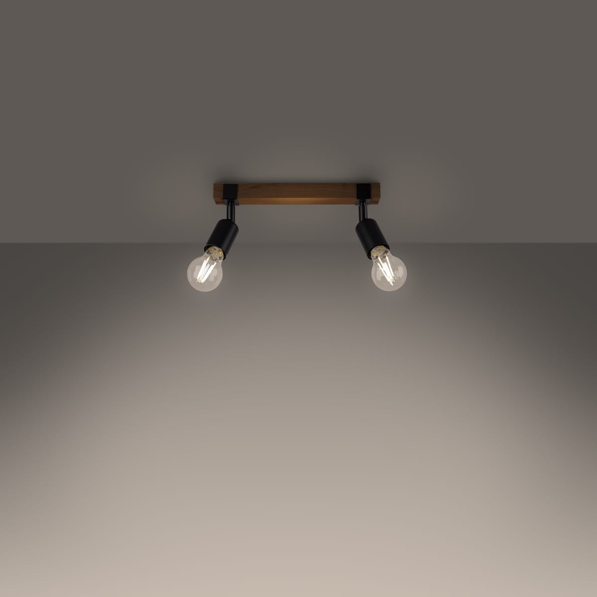 Lampa sufitowa Zuca z dwoma spotami E27, czarna z jasnym drewnem. Wyposażona w dwa okrągłe klosze, zamontowana na drewnianej belce, widoczna z góry, na jednolitym tle.