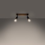 Lampa sufitowa Zuca z dwoma spotami E27, czarna z jasnym drewnem. Wyposażona w dwa okrągłe klosze, zamontowana na drewnianej belce, widoczna z góry, na jednolitym tle.