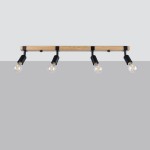 Lampa sufitowa Zuca, czarna z jasnym drewnem, z trzema reflektorami na regulowanych ramionach, zamontowana na drewnianej listwie. Prosta konstrukcja, idealna do nowoczesnych wnętrz. W tle jednolite, jasne.