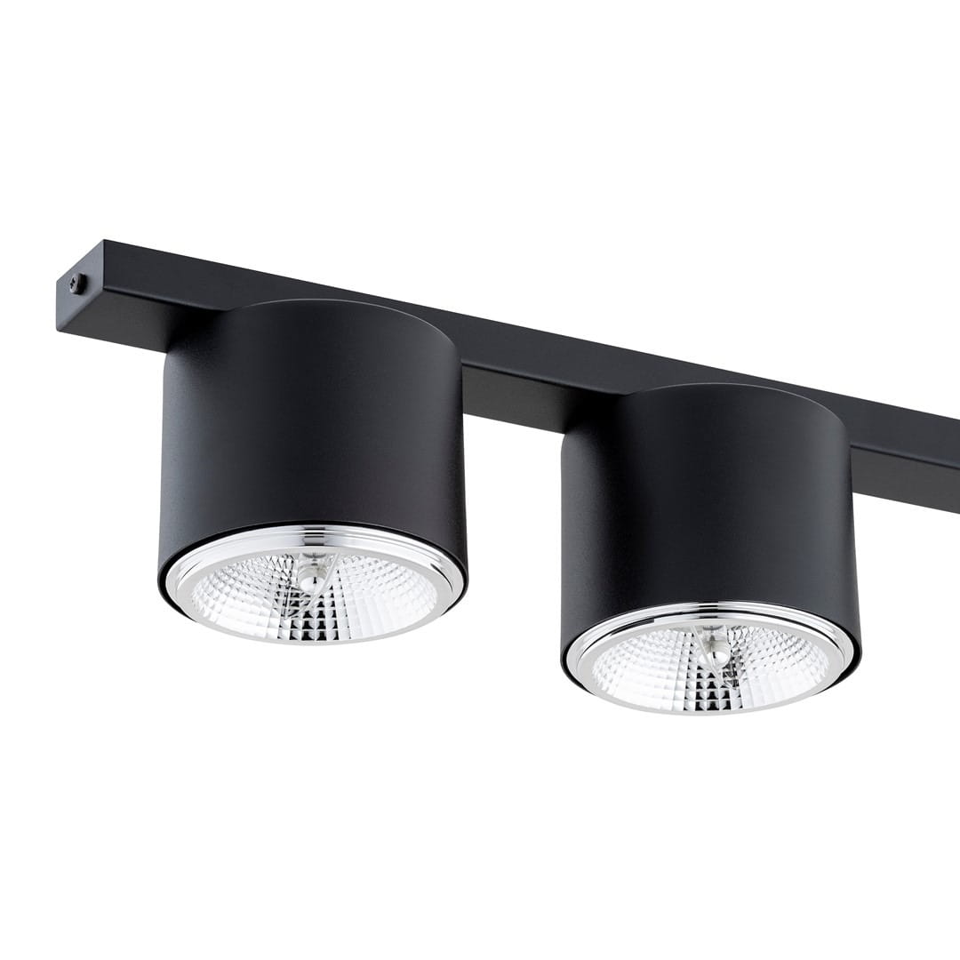 Nano lampa sufitowa z pięcioma oprawami GU10/AR 111 w kolorze czarnym. Konstrukcja z prostokątnym wspornikiem, zbliżenie na reflektory o okrągłym kształcie z chromowanymi detalami. Ujęcie z boku, na białym tle.