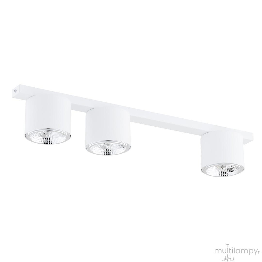 Biała lampa sufitowa Nano z trzema oprawami GU10/AR 111, zamontowana na prostokątnej, białej listwie. Każda oprawa ma okrągły kształt z chromowanym wykończeniem wewnętrznym. Ujęcie frontalne, produkt w pozycji poziomej.