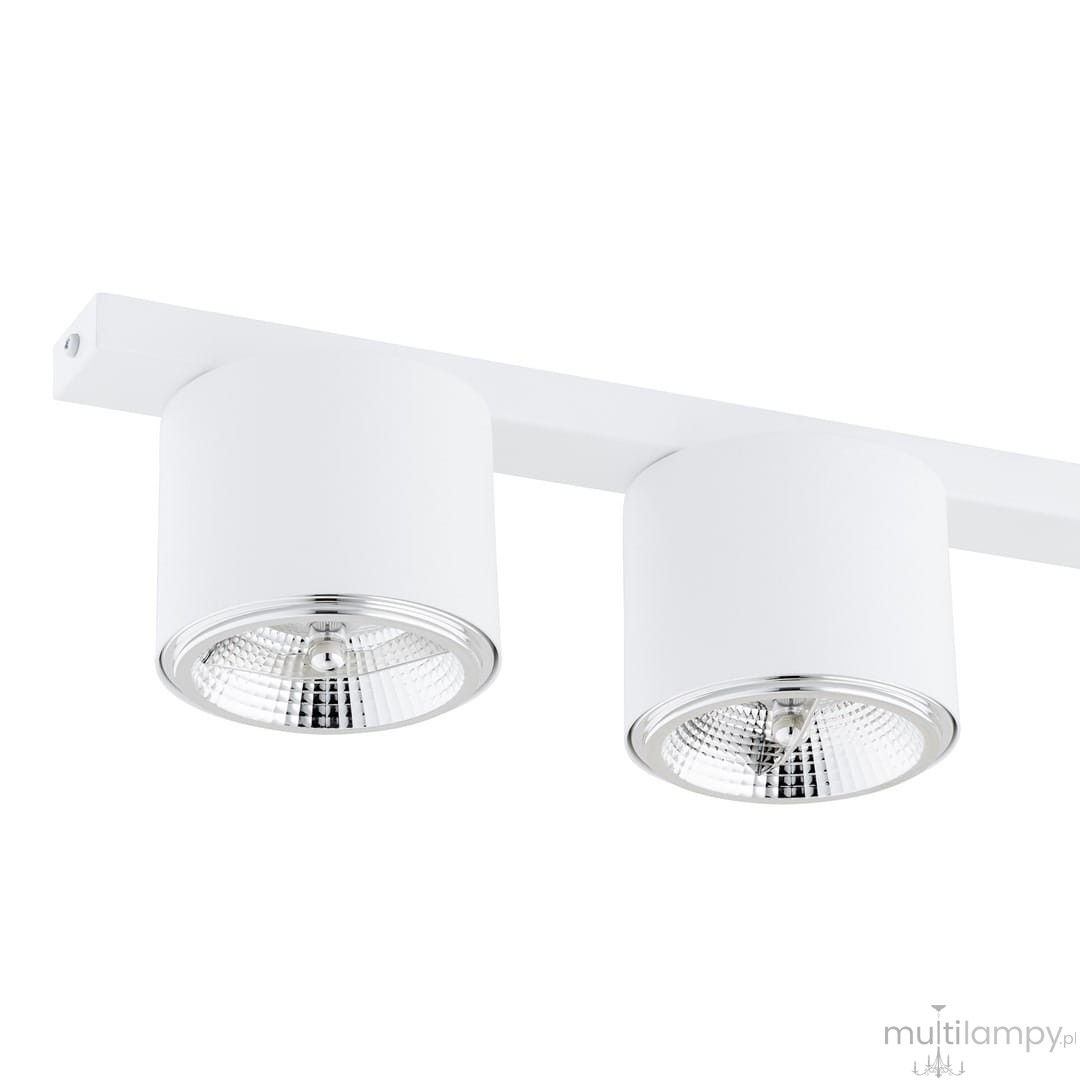 Biała lampa sufitowa z trzema oprawami GU10, zamontowana na prostokątnej belce. Cylindryczne klosze z metalicznymi detalami, skierowane w dół, zapewniają efektywne oświetlenie. Prosty design idealny do nowoczesnych wnętrz.
