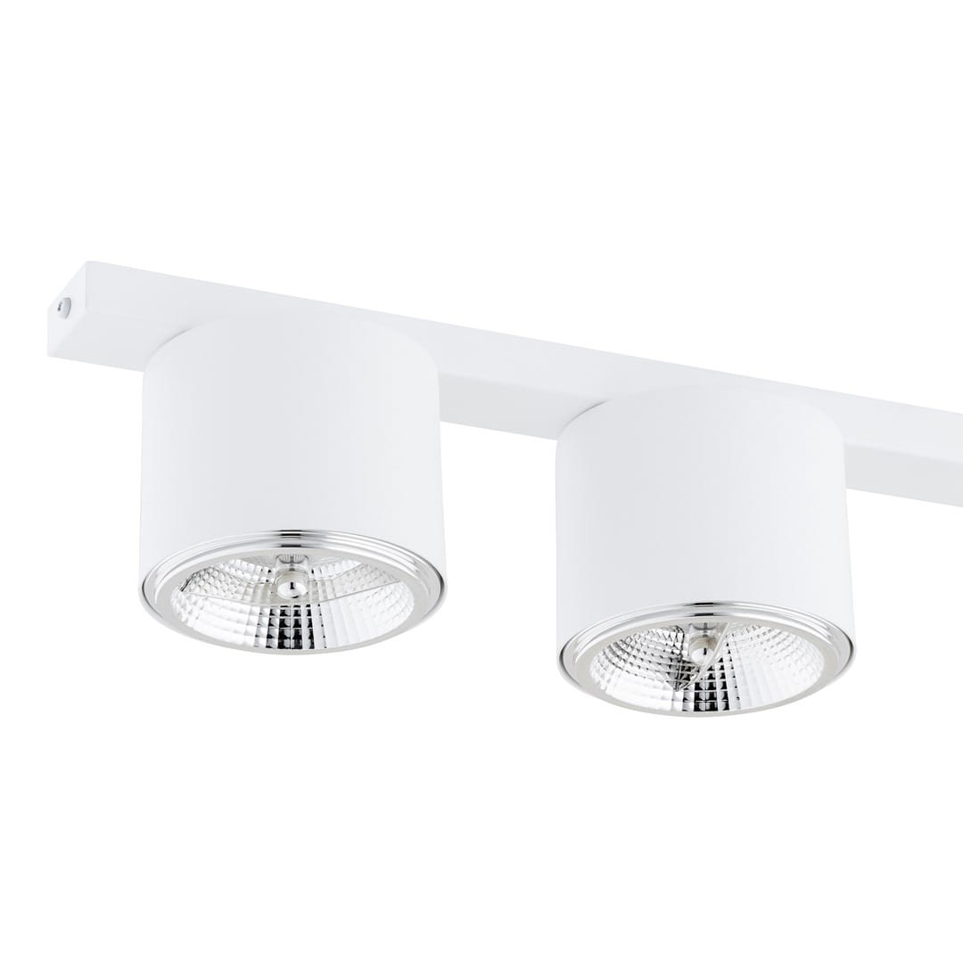 Biała lampa sufitowa z czterema oprawami GU10/AR 111. Cylindryczne klosze z metalowymi wykończeniami umieszczone na prostokątnej podstawie. Ujęcie frontalne, zbliżenie na detale kloszy. Idealna do nowoczesnych wnętrz.