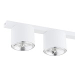Biała lampa sufitowa z czterema oprawami GU10/AR 111. Cylindryczne klosze z metalowymi wykończeniami umieszczone na prostokątnej podstawie. Ujęcie frontalne, zbliżenie na detale kloszy. Idealna do nowoczesnych wnętrz.
