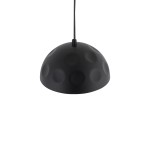 Lampa wisząca Hemisphere Hit D33 z kloszem w kolorze matowej czerni z wypukłymi wzorami, zawieszona na cienkim przewodzie. Wewnątrz klosza złote wykończenie. Przeznaczona dla żarówki E27.