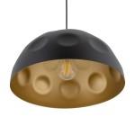 Lampa wisząca Hemisphere Hit D50 z kloszem w kolorze czarnym na zewnątrz i złotym wewnątrz, z fakturą przypominającą wklęsłe kropki. Wyposażona w gniazdo E27, prezentuje się w pozycji wiszącej. Widoczna żarówka z widocznymi włóknami.