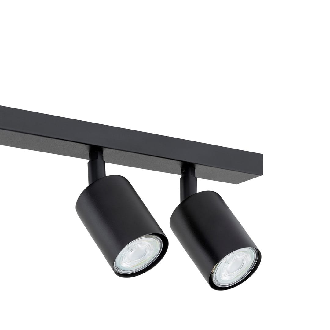Czarna lampa sufitowa typu spot z czterema oprawami na żarówki GU10. Ujęcie z boku, ukazujące dwa cylindryczne reflektory zamocowane na prostokątnej podstawie. Prosty design, matowe wykończenie, doskonała do nowoczesnych wnętrz.
