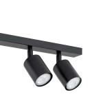 Czarna lampa sufitowa typu spot z czterema oprawami na żarówki GU10. Ujęcie z boku, ukazujące dwa cylindryczne reflektory zamocowane na prostokątnej podstawie. Prosty design, matowe wykończenie, doskonała do nowoczesnych wnętrz.
