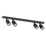 Czarna lampa sufitowa typu spot z czterema oprawami na żarówki GU10, umieszczona na prostokątnej, metalowej belce. Ujęcie z boku, pokazujące cylindryczne klosze z możliwością kierowania światła.