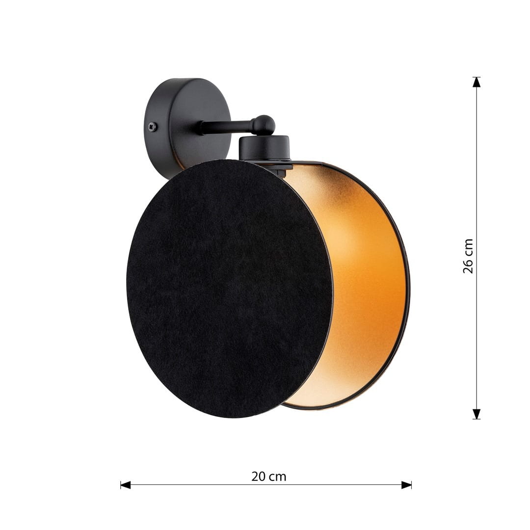 Kinkiet Motif 1xE14 w kolorze czarnym i złotym, z okrągłą, matową osłoną o średnicy 20 cm, zamontowany na ścianie. Wysokość lampy wynosi 26 cm, wewnętrzna strona osłony ma złotą fakturę, co podkreśla elegancki design.