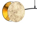 Lampa wisząca Motif z dwoma miejscami na żarówki E14, w kolorze złotym i czarnym. Okrągłe klosze z teksturowanej powierzchni, jeden w złotym, drugi w matowym wykończeniu. Produkt zawieszony na cienkim, czarnym przewodzie.