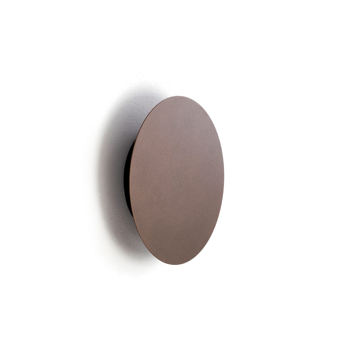 Brązowy kinkiet Ring S z wbudowanym źródłem światła LED o mocy 7W, o owalnym kształcie. Zamontowany na ścianie, prezentuje minimalistyczny design, idealny do nowoczesnych wnętrz. Tło białe, co podkreśla jego kolor i formę.