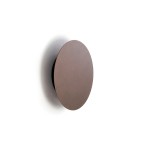 Brązowy kinkiet Ring S z wbudowanym źródłem światła LED o mocy 7W, o owalnym kształcie. Zamontowany na ścianie, prezentuje minimalistyczny design, idealny do nowoczesnych wnętrz. Tło białe, co podkreśla jego kolor i formę.