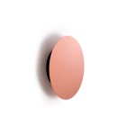 Kinkiet Ring S 1xLED/7W w kolorze miedzianym, o okrągłym kształcie, zamontowany na ścianie. Posiada matową powierzchnię i czarną podstawę, co tworzy kontrast. Prosty, nowoczesny design pasujący do różnych aranżacji wnętrz.