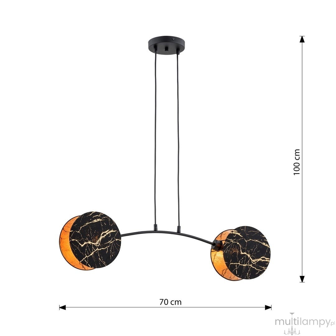 Lampa wisząca Motif 2xE14 Marbel z dwoma okrągłymi kloszami w kolorze czarnym z złotymi żyłkami. Ułożona poziomo na dwóch cienkich linkach, wisi z sufitu. Wymiary: 70 cm szerokości, 100 cm wysokości. Metalowa konstrukcja w kolorze czarnym.