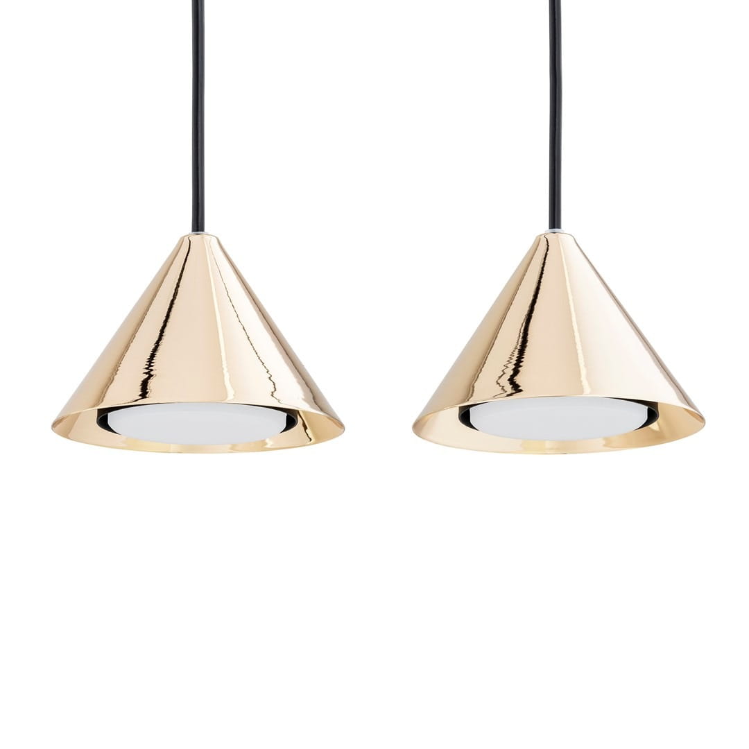 Lampa wisząca Elit w kolorze czarnym i złotym, z sześcioma kloszami w kształcie stożków. Klosze mają błyszczącą powierzchnię, zawieszone na czarnych przewodach. Widoczny jest ich okrągły, białym wnętrzem.