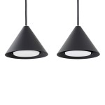 Lampa wisząca Elit 3xGX53 w kolorze czarnym, z trójkątnymi kloszami o matowej powierzchni. Ujęcie frontalne, pokazujące dwa klosze zawieszone na cienkich linkach, z białymi, okrągłymi źródłami światła wewnątrz.