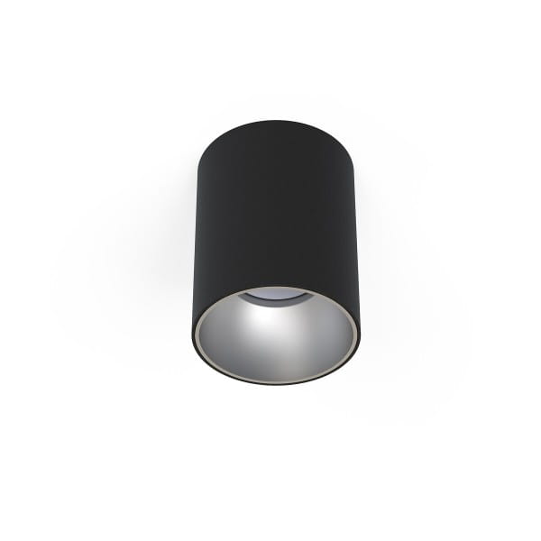 Lampa sufitowa Eye Tone 1-punktowa w kolorze czarnym z metalicznym wykończeniem. Cylindryczny kształt, montowana na suficie, widoczna żarówka w środku, emituje światło z wnętrza. Prosty design, idealna do nowoczesnych wnętrz.