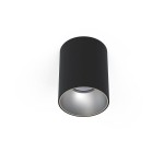 Lampa sufitowa Eye Tone 1-punktowa w kolorze czarnym z metalicznym wykończeniem. Cylindryczny kształt, montowana na suficie, widoczna żarówka w środku, emituje światło z wnętrza. Prosty design, idealna do nowoczesnych wnętrz.
