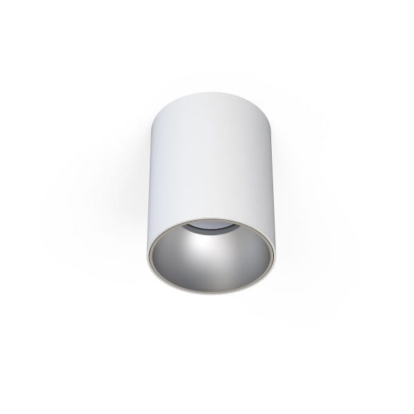 Lampa sufitowa Eye Tone 1-punktowa w kolorze białym z metalicznym, srebrnym wnętrzem. Okrągły kształt, zamontowana w pozycji wiszącej. Prosty design, idealna do nowoczesnych wnętrz. W tle jednolite, białe.