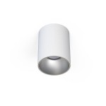 Lampa sufitowa Eye Tone 1-punktowa w kolorze białym z metalicznym, srebrnym wnętrzem. Okrągły kształt, zamontowana w pozycji wiszącej. Prosty design, idealna do nowoczesnych wnętrz. W tle jednolite, białe.