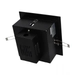 Jednopunktowa lampa sufitowa Downlight ES111 w kolorze czarnym. Widoczna tylna strona z otworem montażowym i metalowymi zaczepami. Obudowa z matowego materiału, z wycięciami wentylacyjnymi. Kąt ujęcia z boku, pokazujący detale konstrukcji.