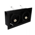 Czarna lampa sufitowa Downlight ES111, 2-punktowa, z prostokątną obudową. Widoczne dwa okrągłe gniazda na żarówki z białymi kołnierzami. Ujęcie z boku, z zamontowanymi sprężynami do montażu. Prosty, nowoczesny design.