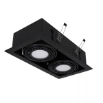 Czarna lampa sufitowa Downlight ES111 z dwoma punktami świetlnymi. Ujęcie z dołu, pokazujące okrągłe klosze z białym wykończeniem i czarnymi obrzeżami. Produkt zamontowany w sufitowej ramie, z widocznymi mocowaniami.